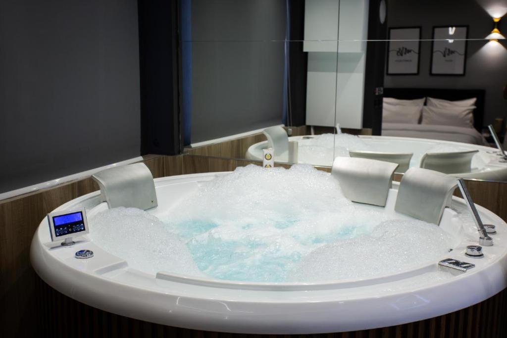 The Bubbles - Jacuzzi * Tirana