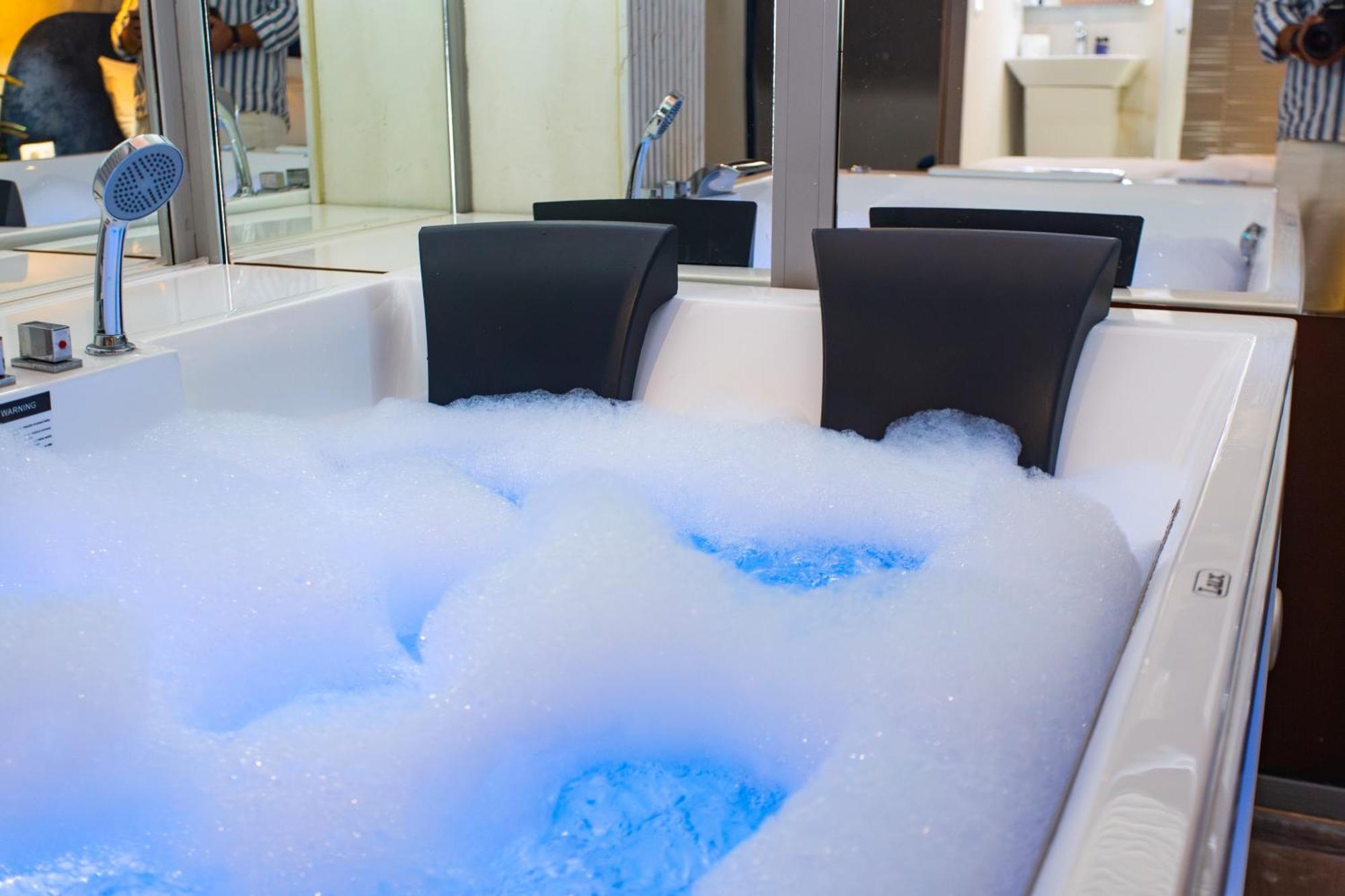 The Bubbles - Jacuzzi Hotel Tirana