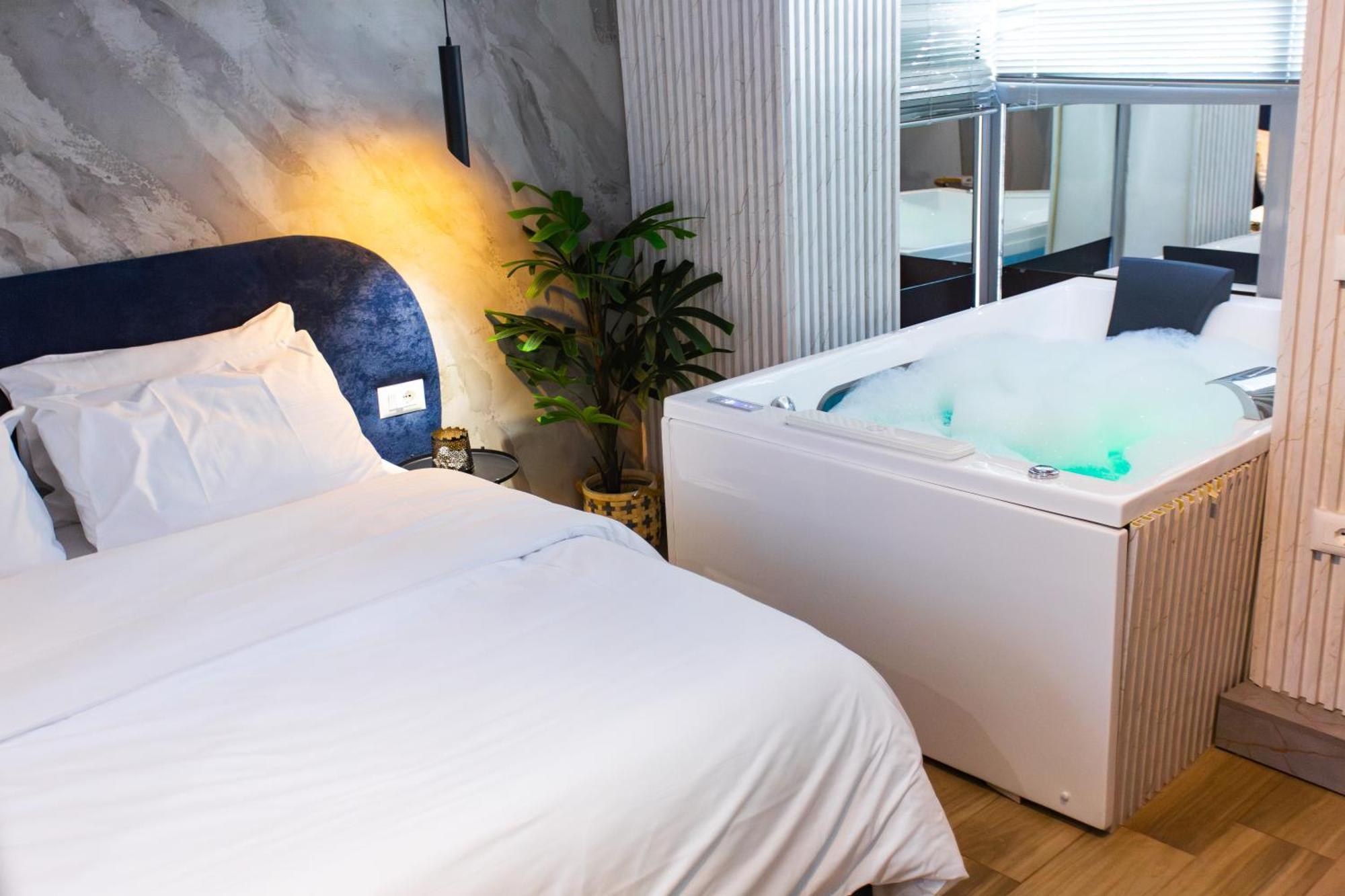 The Bubbles - Jacuzzi Hotel Tirana